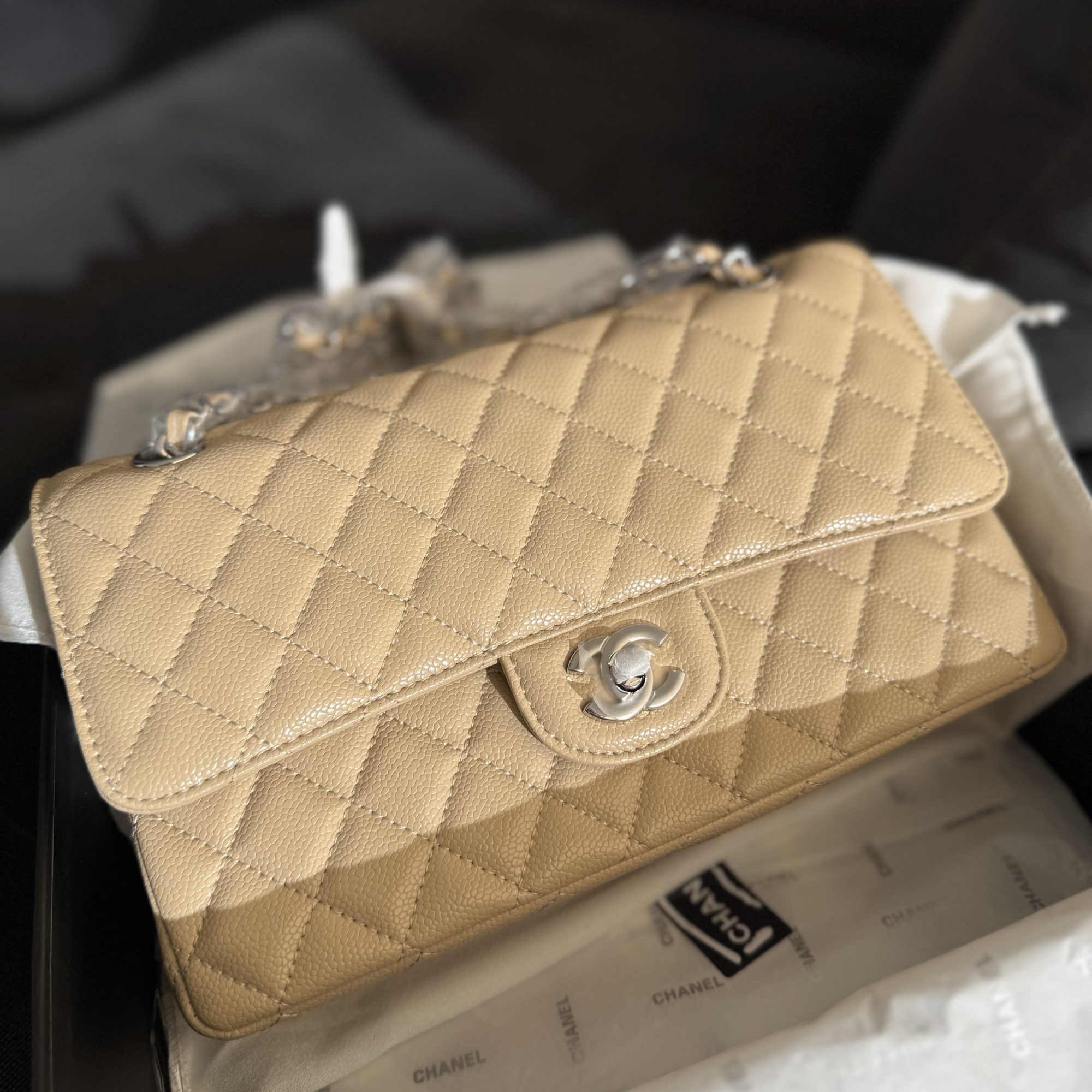 Bolso Chanel clásico Beige Acolchado con Cadena Plateada