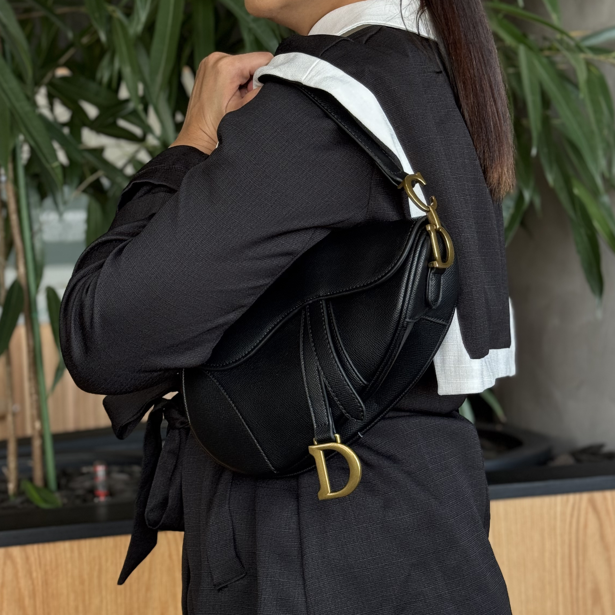 Dior Saddle negra con letra dorada