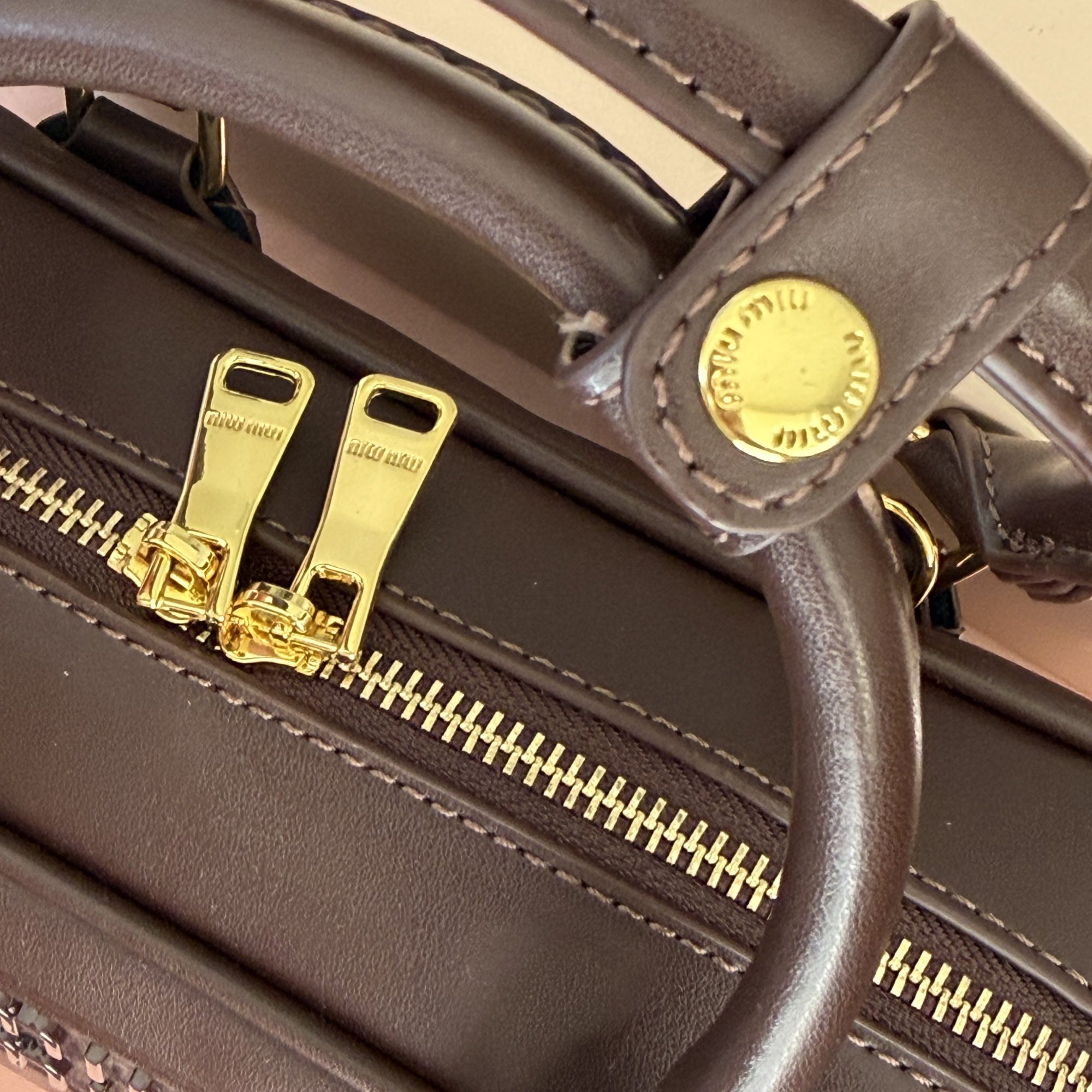 Bolso miu miu chocolate 27cm