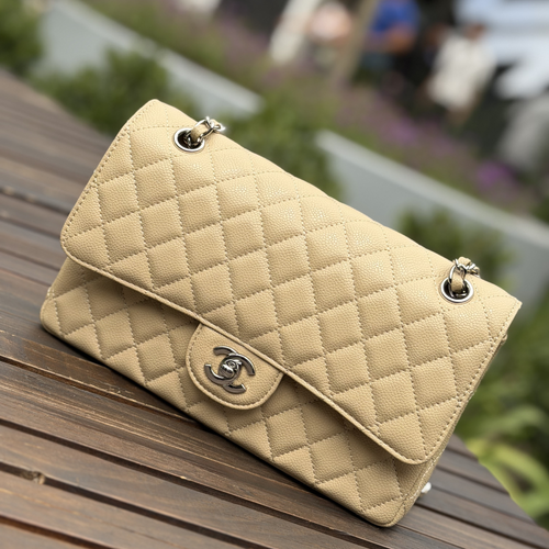 Bolso Chanel clásico Beige Acolchado con Cadena Plateada