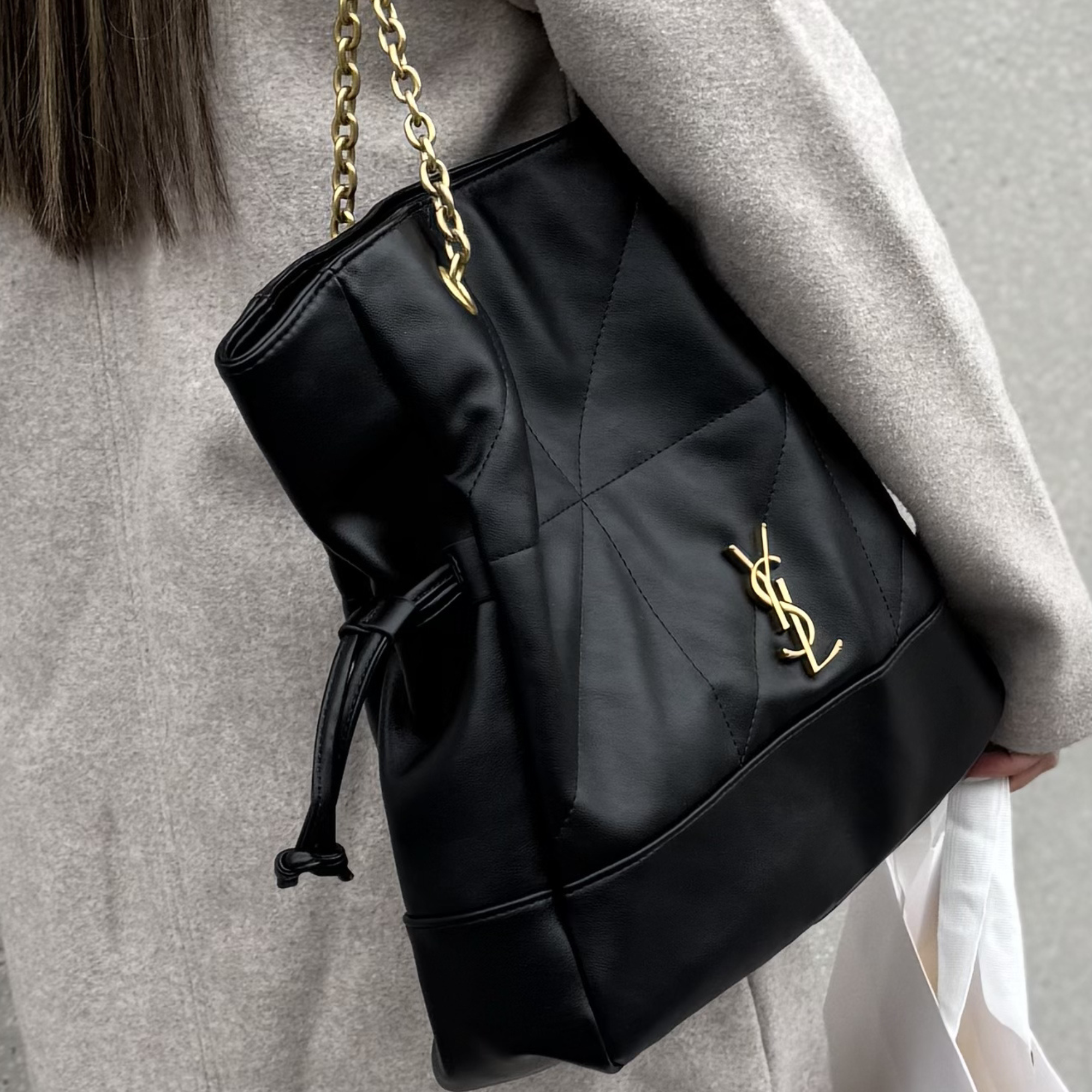 Bolso Negro YSL Grande Elegante con Cadena Dorada – Estilo Sofisticado y Atemporal