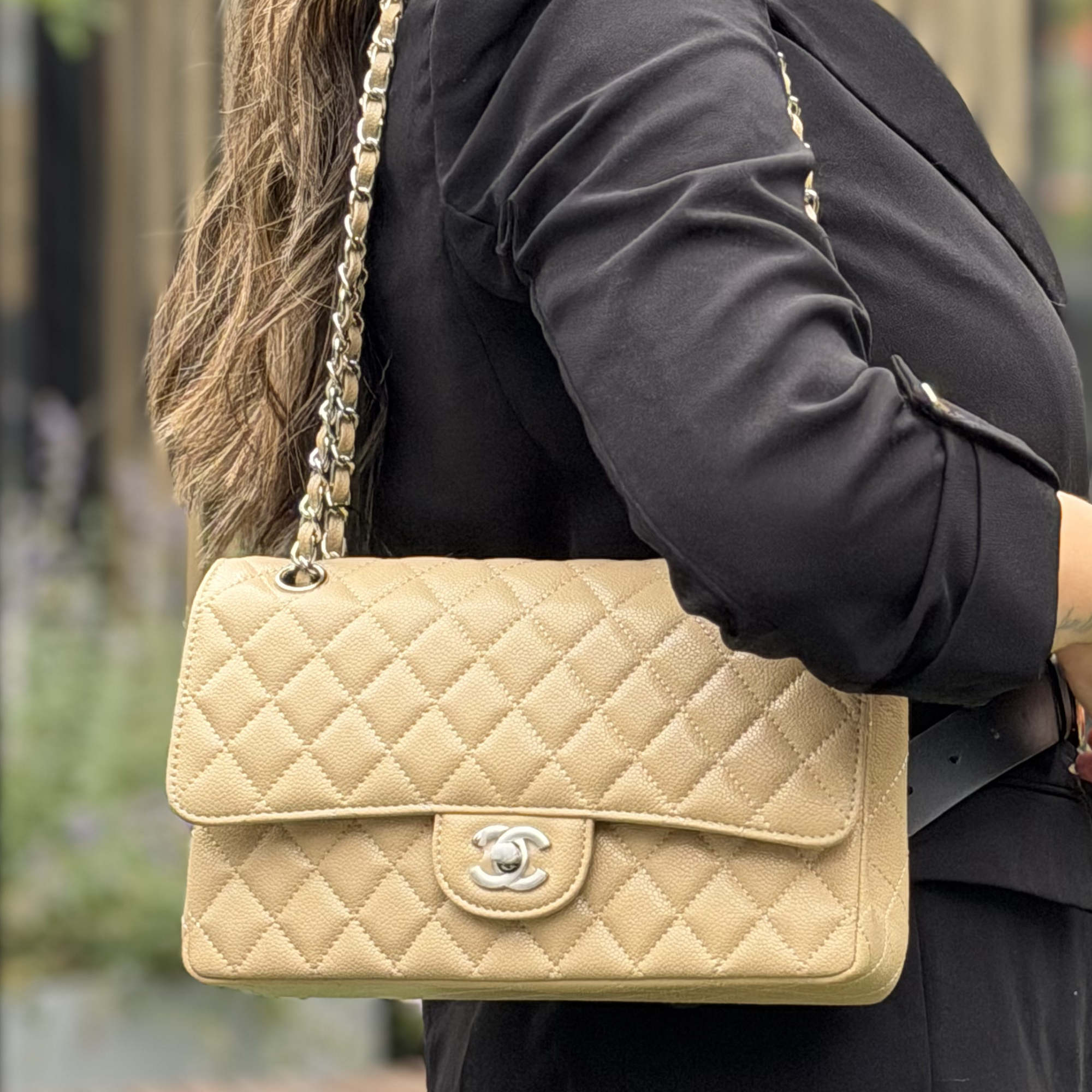 Bolso Chanel clásico Beige Acolchado con Cadena Plateada