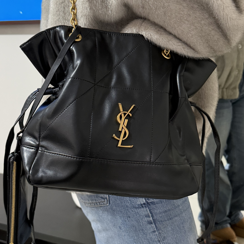 Bolso Negro YSL Pequeño Elegante con Cadena Dorada – Estilo Sofisticado y Atemporal