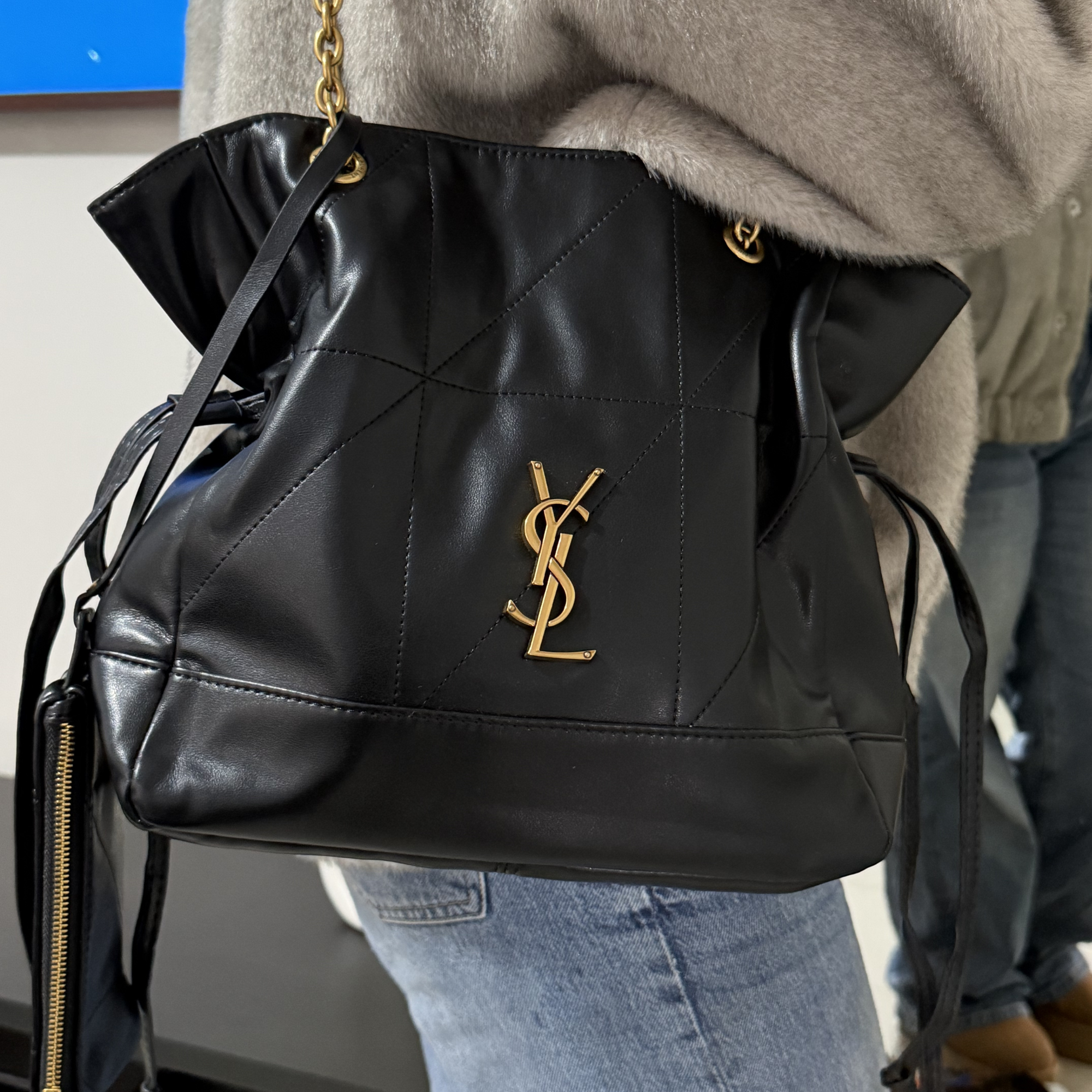 Bolso Negro YSL Pequeño Elegante con Cadena Dorada – Estilo Sofisticado y Atemporal