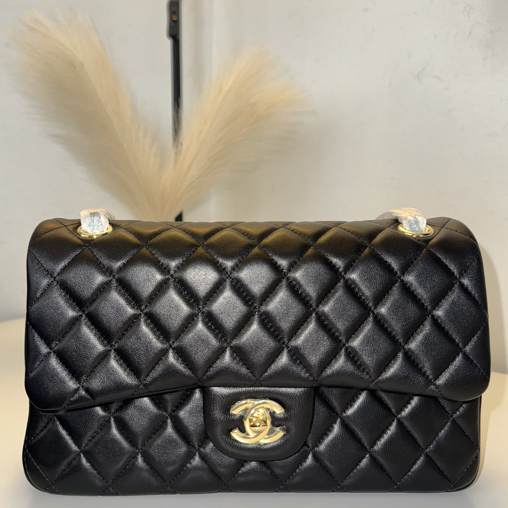 Bolso Chanel Clásico Negro Acolchado con Cadena Dorada