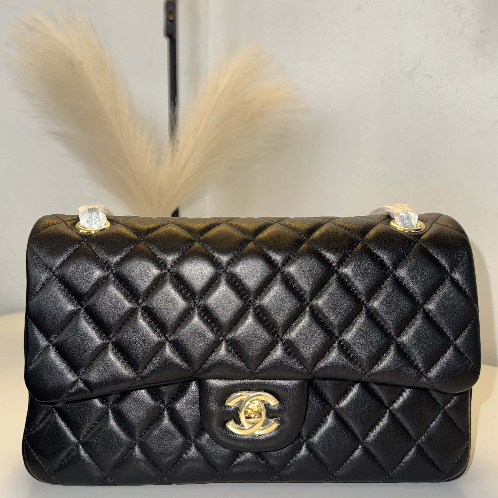 Bolso Chanel Clásico Negro Acolchado con Cadena Dorada
