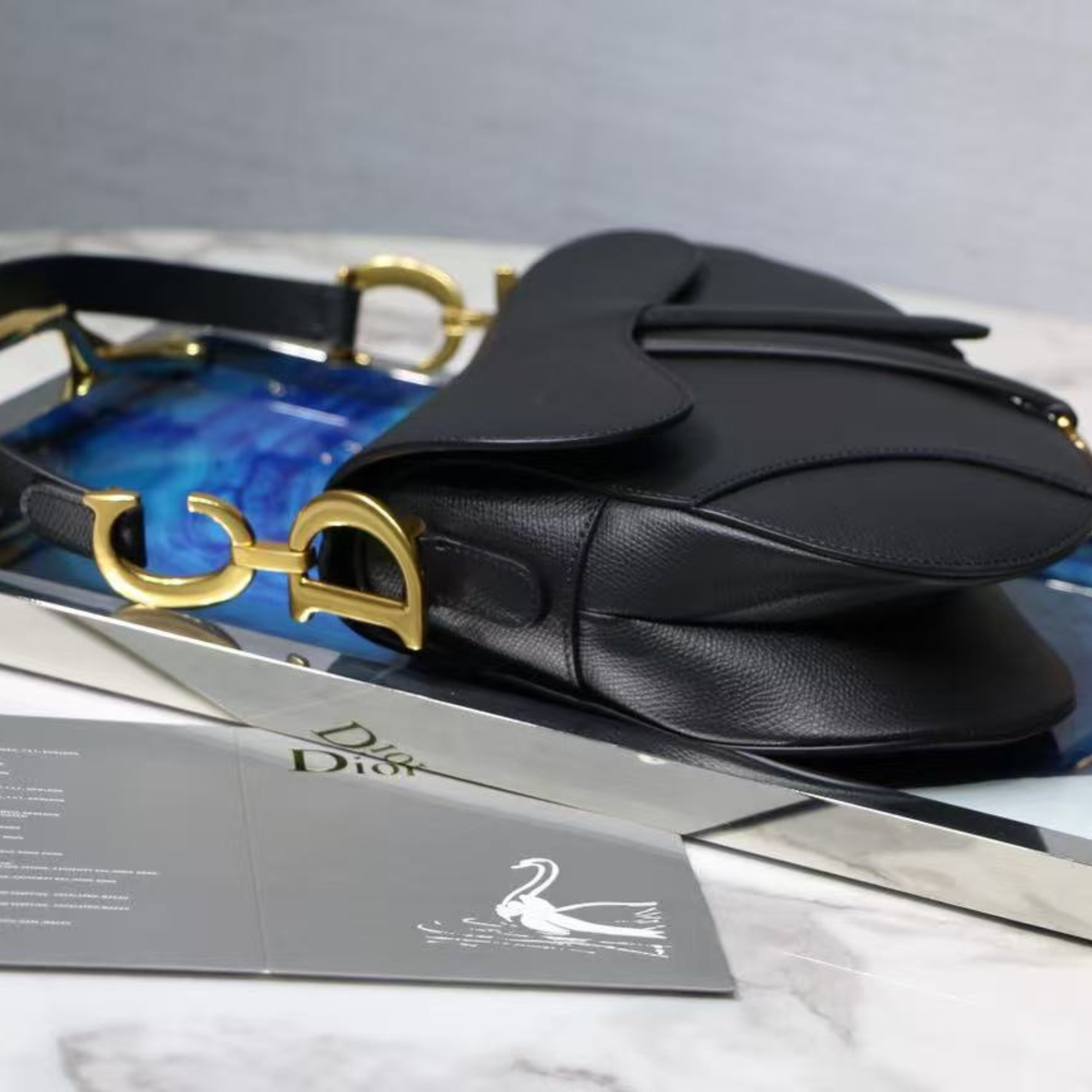 Dior Saddle negra con letra dorada
