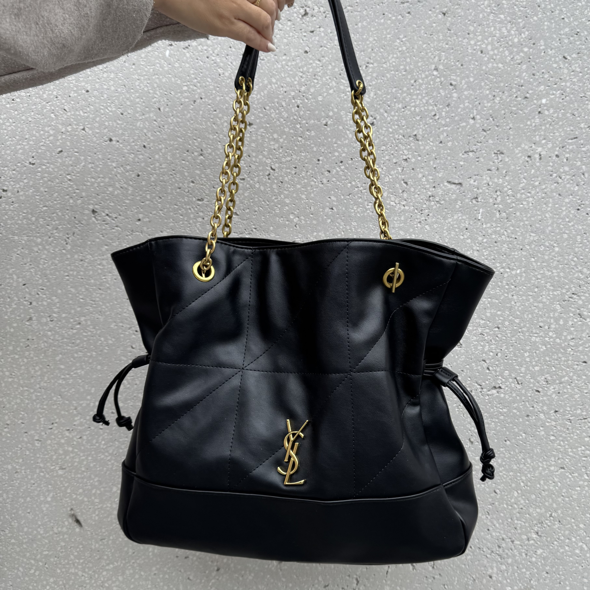 Bolso Negro YSL Grande Elegante con Cadena Dorada – Estilo Sofisticado y Atemporal