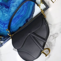 Dior Saddle negra con letra dorada