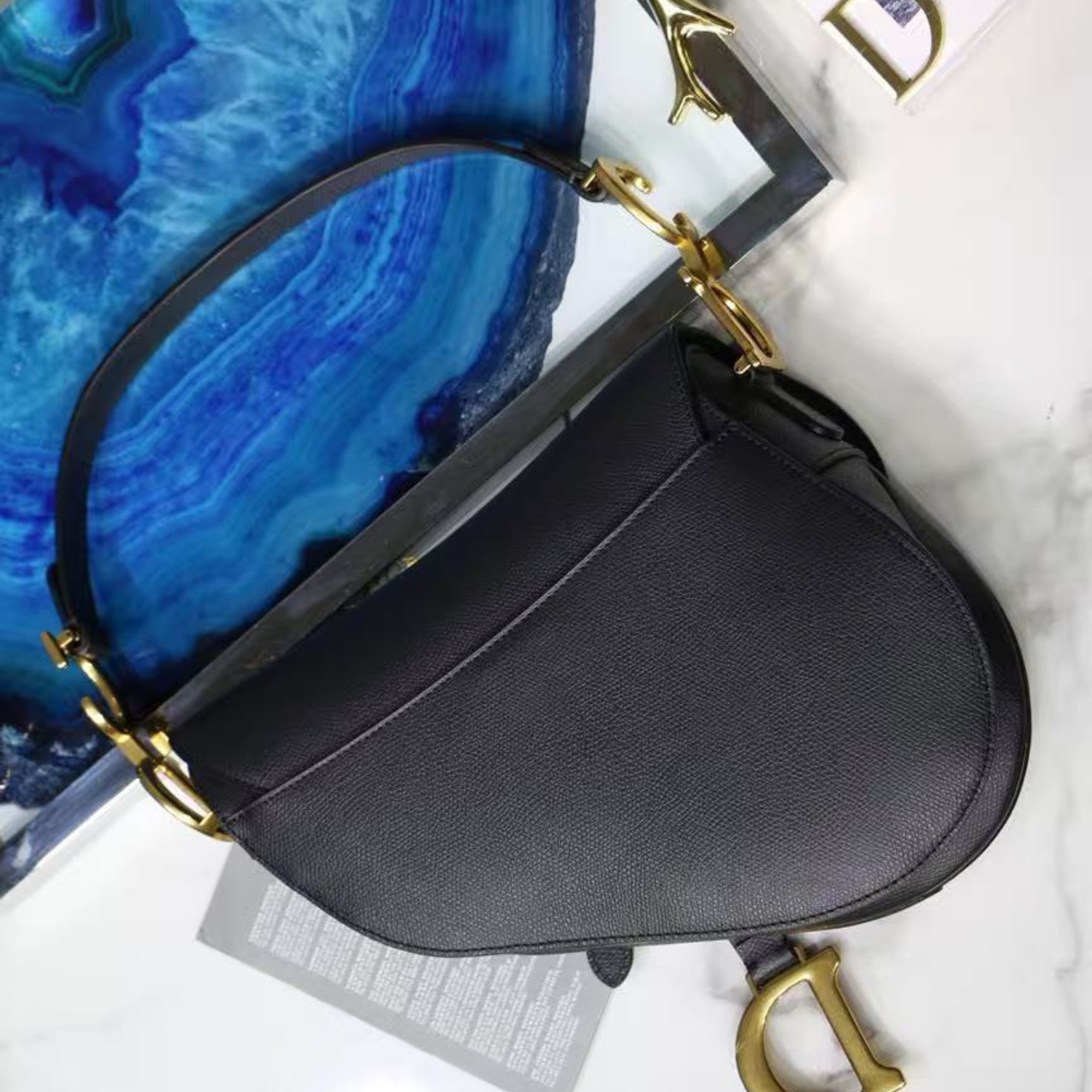 Dior Saddle negra con letra dorada